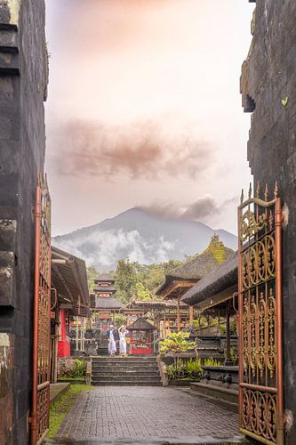 Ceremonie onder de Agung vulkaan op Bali van Danny Bastiaanse