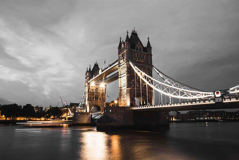 London by Hello Pompoyo
