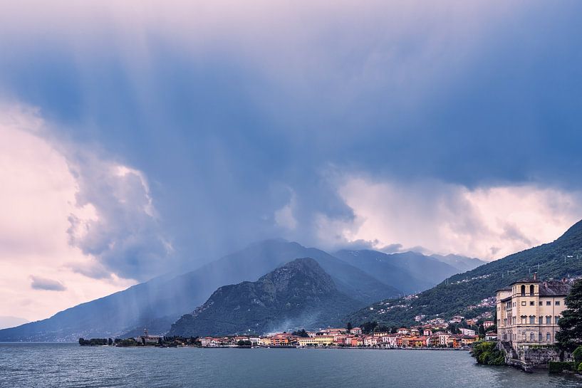 Vue de la baie de Gravedona sur le lac de Côme, la nuit et un orage. par Andreas Völkel