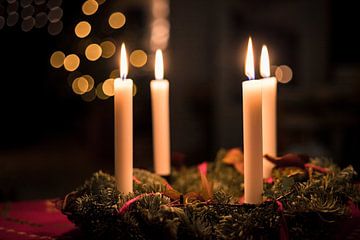 Adventskranz mit Kerzen auf dem Tisch von Wouter Kouwenberg