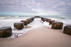 Buhnen an der Küste der Ostsee an einem stürmischen Tag