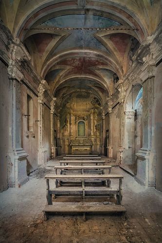 Verlaten kapel in verval