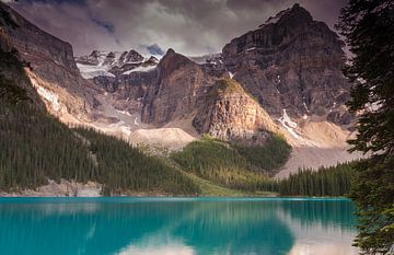 Moraine Lake Kanada von Ilya Korzelius