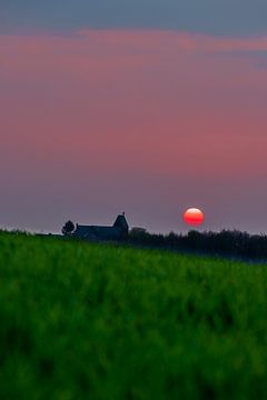 spectaculaire rode zonsondergang met een rode bal van vuur als de de zon van Kim Willems