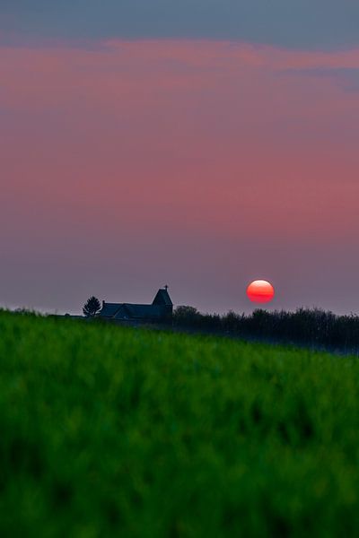 spectaculaire coucher de soleil rouge avec une boule de feu rouge comme le soleil par Kim Willems