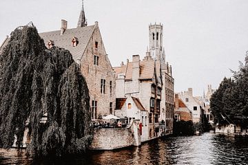 Rozenhoedkaai dans la ville romantique de Bruges sur Lidushka