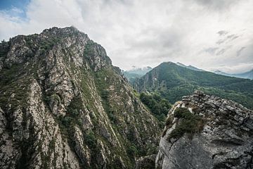 Indrukwekkende rotsen en bergen in Spanje van Tobias van Krieken