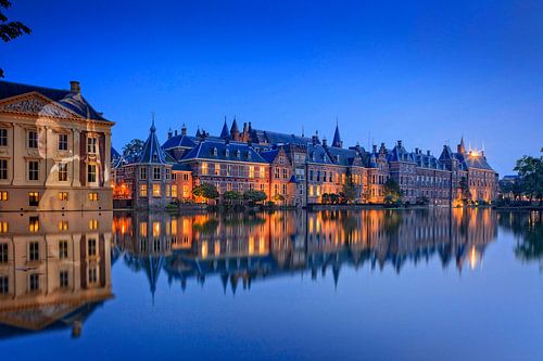 'Meisje met de parel' van Johannes Vermeer (1632-1675) geprojecteerd op buitenzijde van het Mauritsh