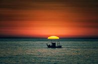 Fischerboot bei Sonnenaufgang von Aron van Oort Miniaturansicht
