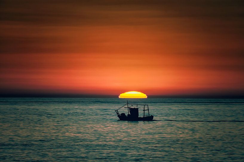 Fischerboot bei Sonnenaufgang von Aron van Oort