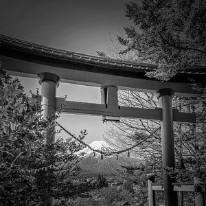 Chūmon Torii avec panorama Fuji - Monochrome