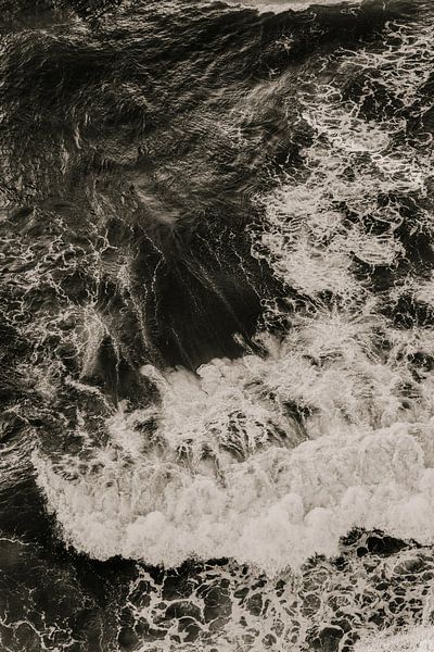 Image en noir et blanc de vagues féroces par Moniek Kuipers