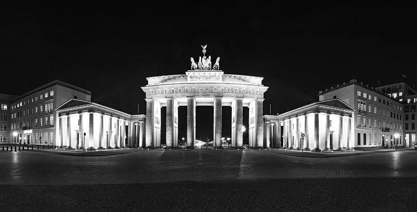 Brandenburger Tor Berlin - Panorama in der Nacht von Frank Herrmann