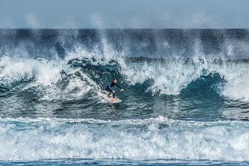 Surfen op oceaangolven bij Famara - Lanzarote sur Harrie Muis