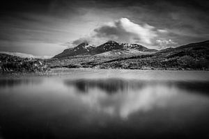 Le Cuillin noir et le Loch nan Eilean