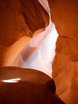 Zonnestralen in Upper Antelope Canyon van Moniek van Rijbroek