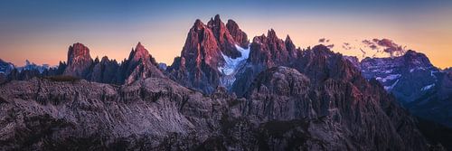 Dolomiten Panorama mit Alpenglühen zur blauen Stunde
