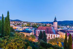 Baden-Baden mit der Stiftskirche am Abend von Werner Dieterich