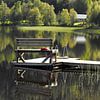 Banc en bois sur un quai sur un lac en Laponie sur Jutta Klassen