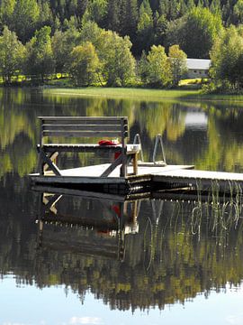 Banc en bois sur un quai sur un lac en Laponie sur Jutta Klassen