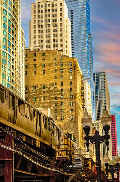 Gevels van wolkenkrabbers met metrotrein in Chicago Loop downtown USA van Dieter Walther