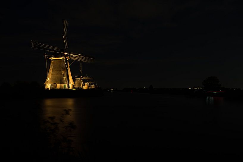 Kinderdijk in holland by Marcel Derweduwen