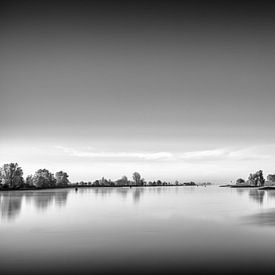 Das ruhige Wasser des Flusses Lek von Tony Buijse