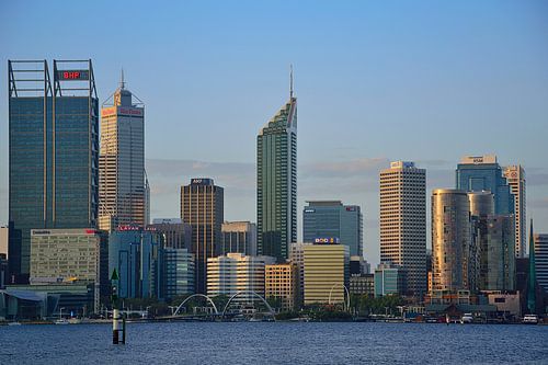 Warm licht op de skyline van de stad