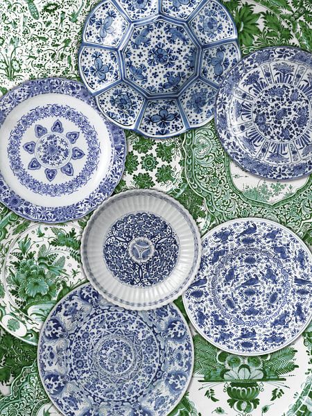 Collection d'assiettes bleues de Delft sur fond vert, Rijksmuseum par Mijke Konijn