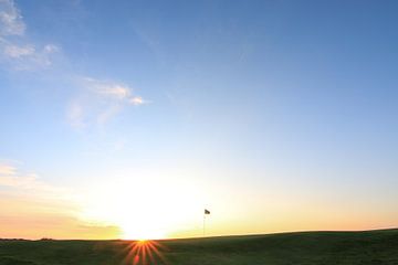Texelse Golfbaan hole vlag in zon van Peter van Weel