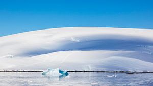 Paysage de montagne avec icebergs en Antarctique