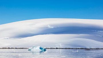 Berglandschap met ijsbergen op Antarctica van Hillebrand Breuker