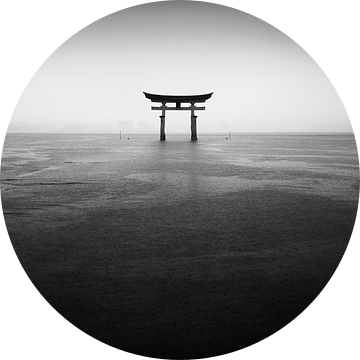 Itsukushima Torii onder de regen. Japan van Stefano Orazzini