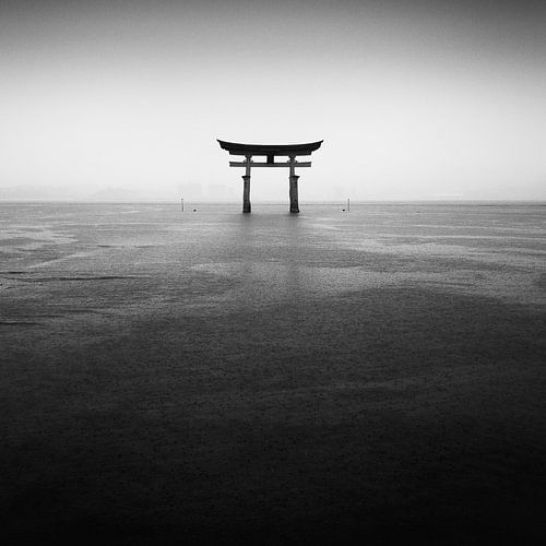 Itsukushima Torii onder de regen. Japan