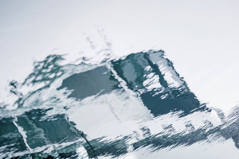 Un navire qui se reflète dans l'eau de mer, abstrait. bateau de pêche, vie maritime, océan. par John Quendag