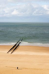 Ein menschenleerer Strand bei Zoutelande mit einer Reihe von Wellenbrechern von Kim Willems