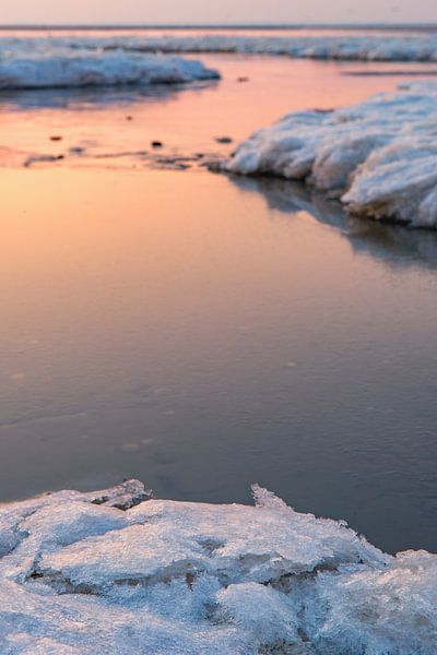 Arktisches Eis und Meereslandschaft auf den Sandflächen des Wattenmeeres von Sjoerd van der Wal Fotografie