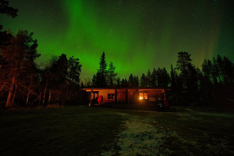 Northern lights over Urho Kekkonen. by JNphotography
