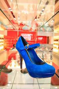 Sexy blauwe schoen met hoge hak. Shoe porn. Mode, kleding, design, vintage