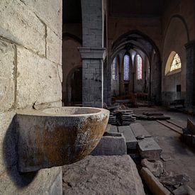 Wijwater bak in een verlaten kerk van Vivian Teuns