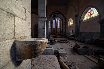 Wijwater bak in een verlaten kerk van Vivian Teuns