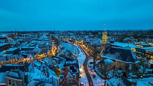 Sneeuw en avondlicht in de haven van Lemmer in Friesland