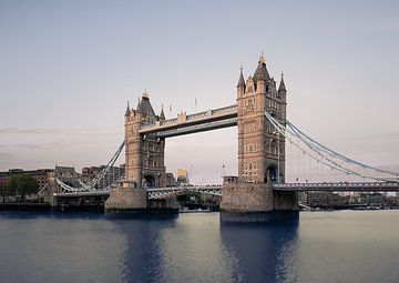 Iconische Tower Bridge bij Zonsondergang - Een Prachtig Uitzicht op het Londense Monument van bart dirksen