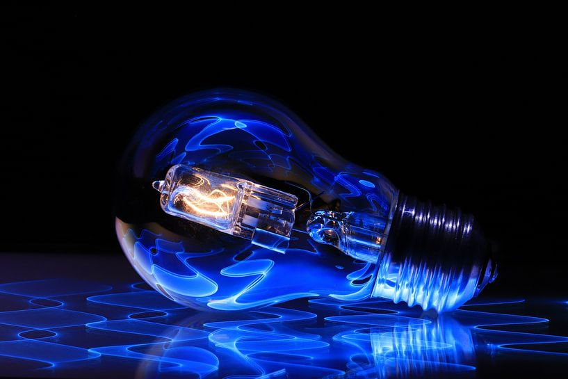 Ampoule brûlante avec des reflets bleus par FotoBob