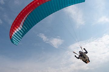Paraglider in de lucht van Helene van Rijn