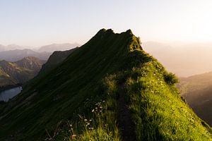 Der Seealpsee in den bayerischen Alpen bei Sonnenuntergang von Joris Machholz