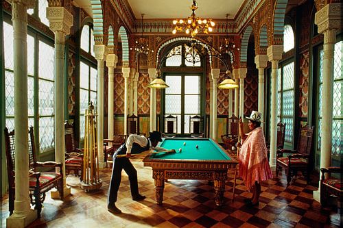 Indisches Paar spielt Billard im Palacio Portales, Cochabamba, Bolivien