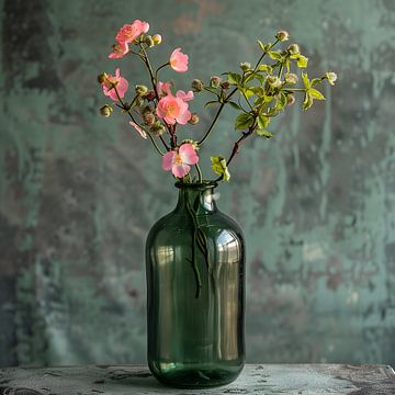 Rosa Blüte in grüner Flasche