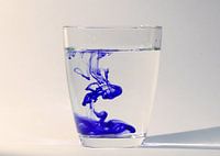 Waterglas met inkt