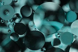 Abstrakt: Türkis / petrolfarbene Kreise von Marjolijn van den Berg